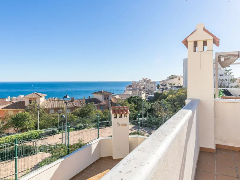 We present this unique property in the Torrequebrada Shopping Centre area.
