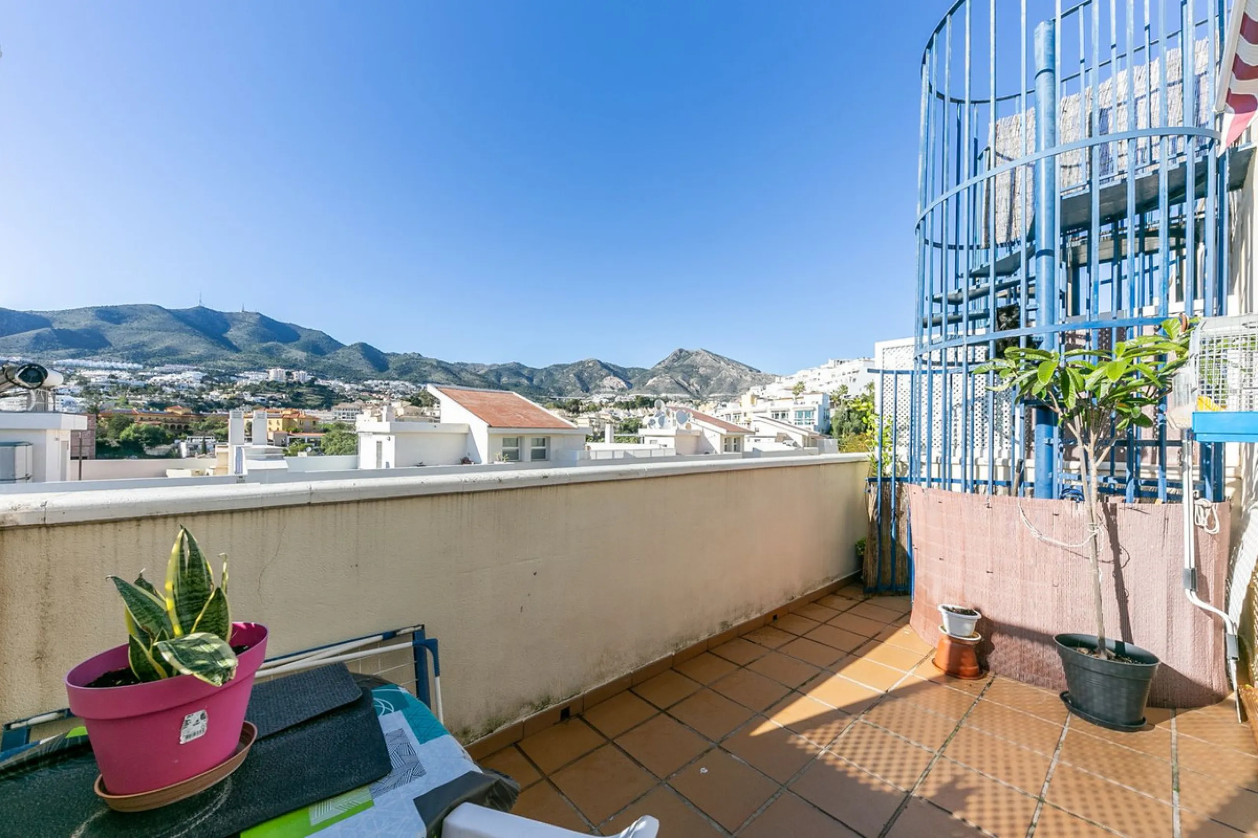 We present this unique property in the Torrequebrada Shopping Centre area.