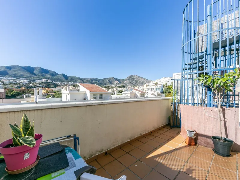 We present this unique property in the Torrequebrada Shopping Centre area.