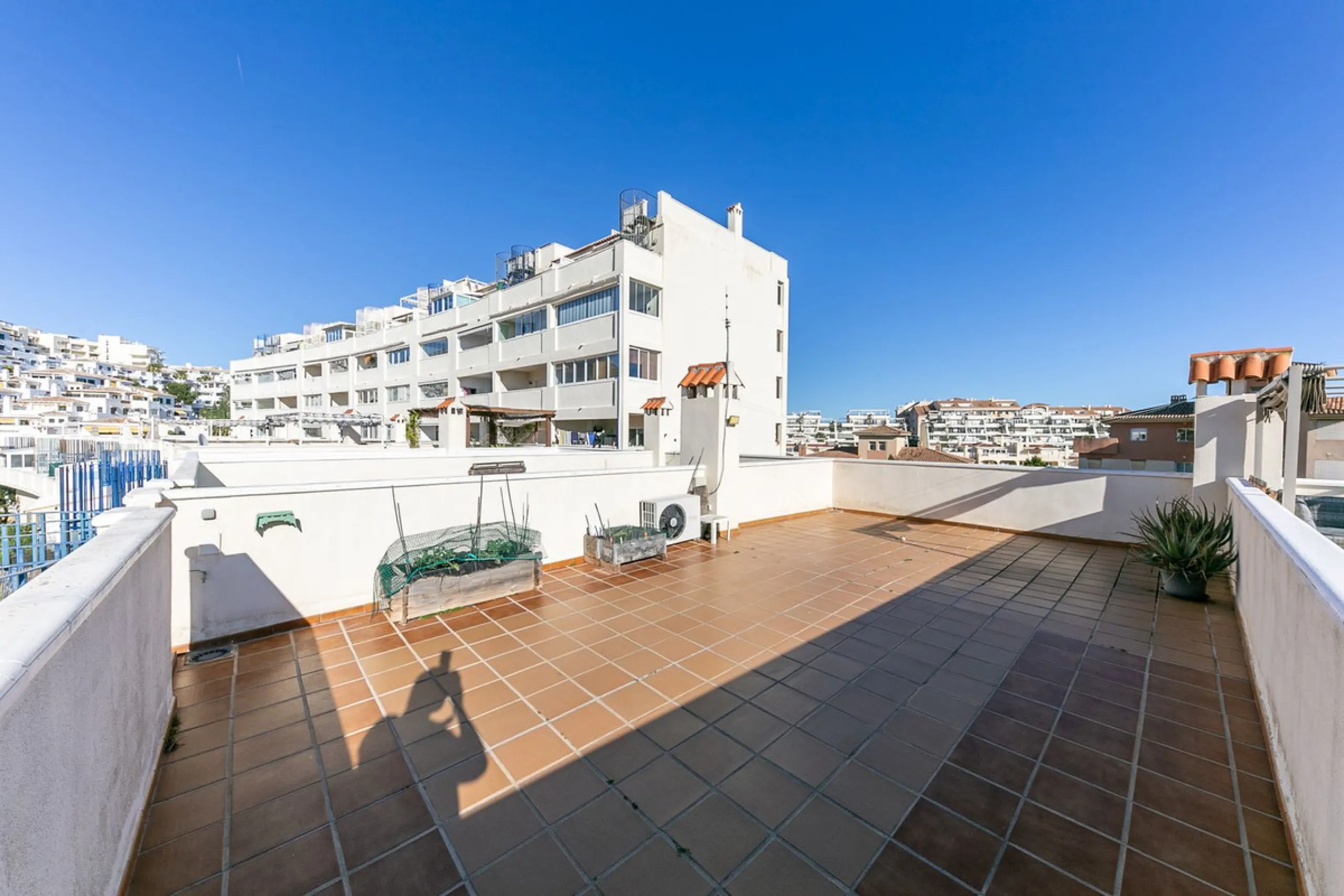 We present this unique property in the Torrequebrada Shopping Centre area.