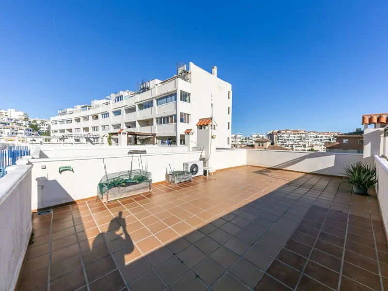 We present this unique property in the Torrequebrada Shopping Centre area.