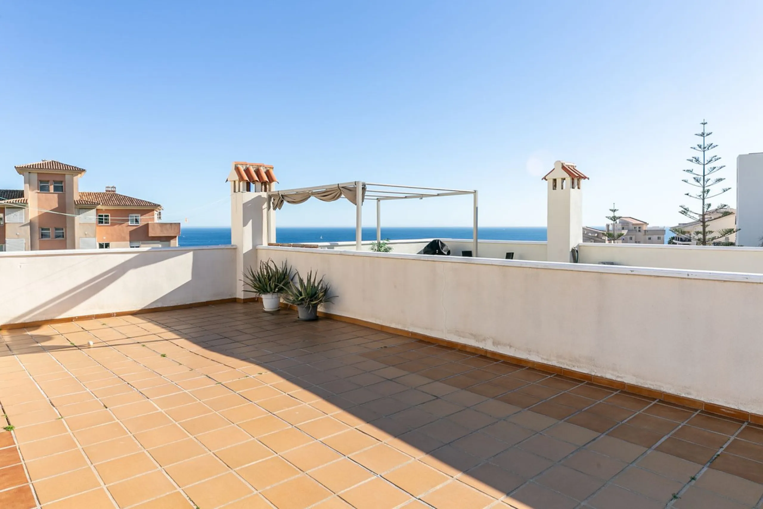 We present this unique property in the Torrequebrada Shopping Centre area.