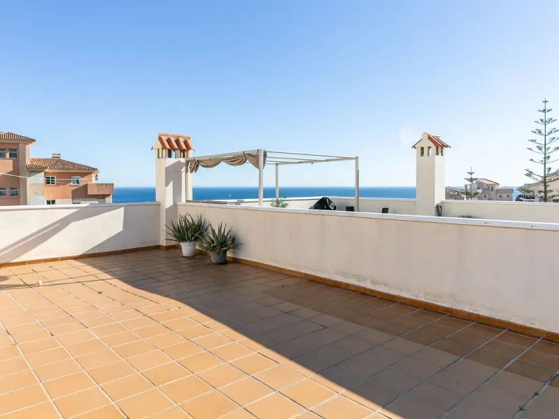 We present this unique property in the Torrequebrada Shopping Centre area.
