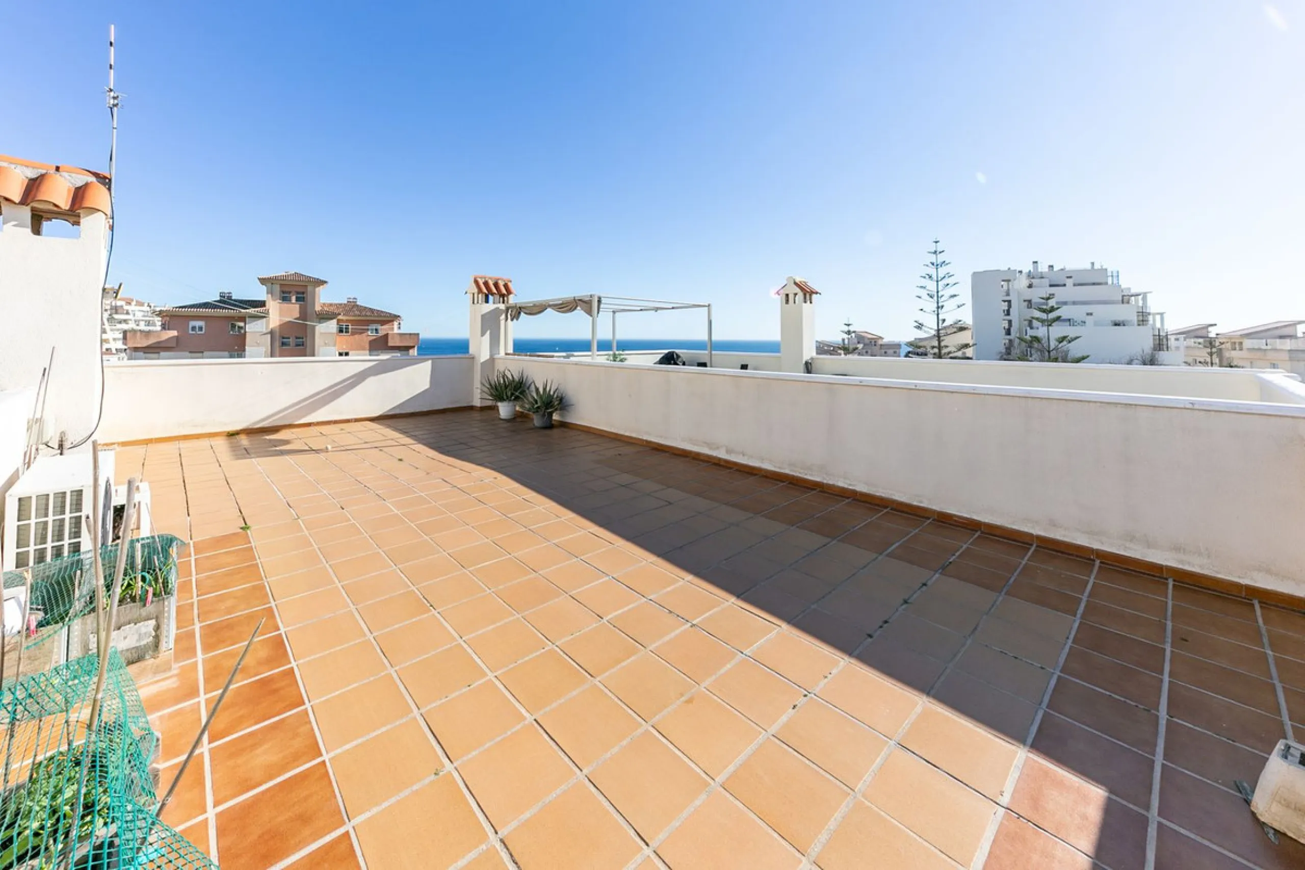 We present this unique property in the Torrequebrada Shopping Centre area.