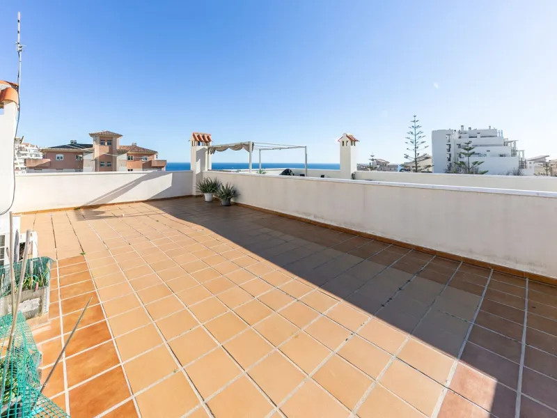 We present this unique property in the Torrequebrada Shopping Centre area.