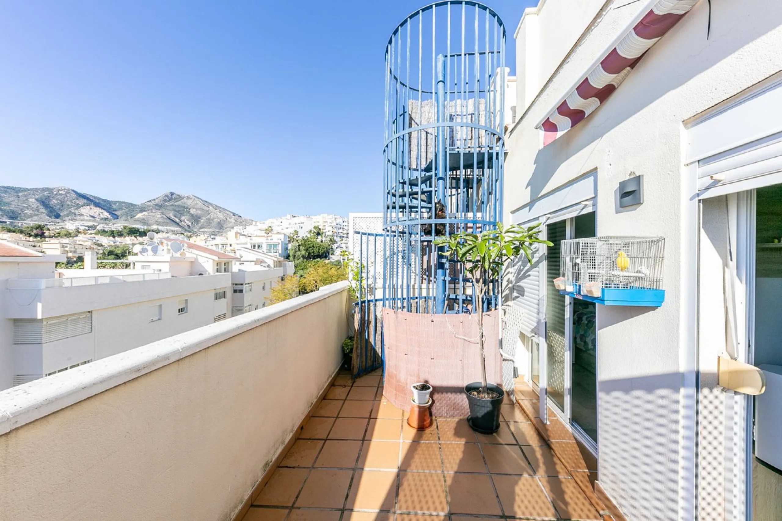 We present this unique property in the Torrequebrada Shopping Centre area.