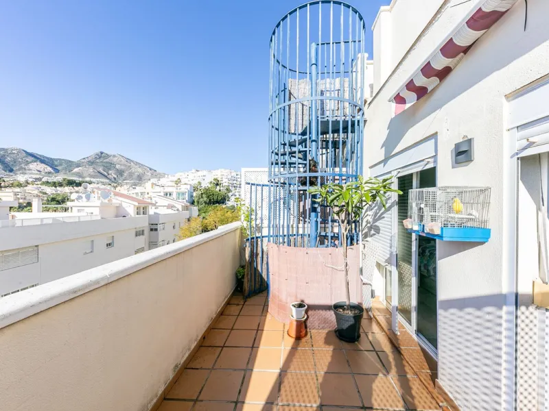We present this unique property in the Torrequebrada Shopping Centre area.