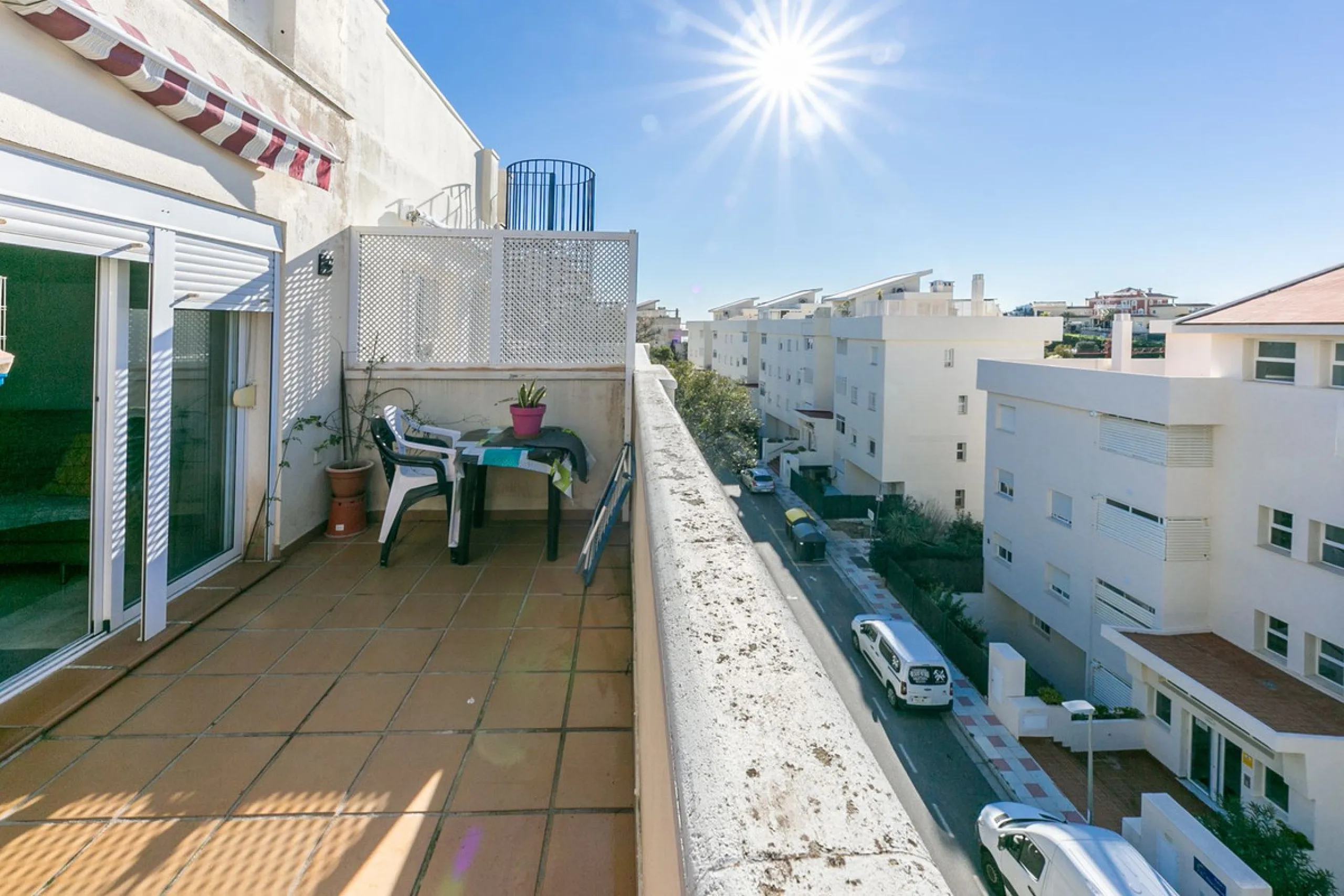 We present this unique property in the Torrequebrada Shopping Centre area.