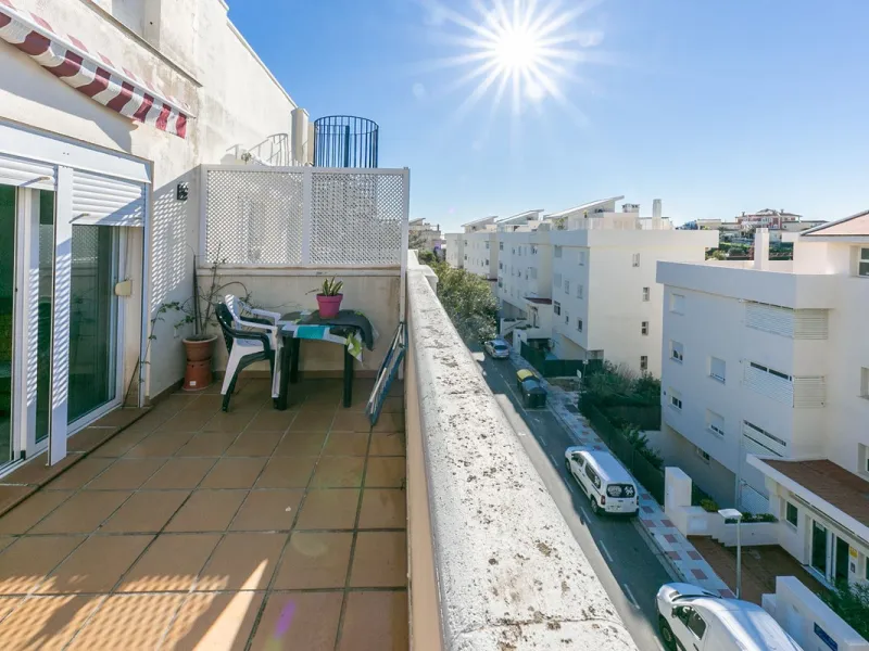 We present this unique property in the Torrequebrada Shopping Centre area.