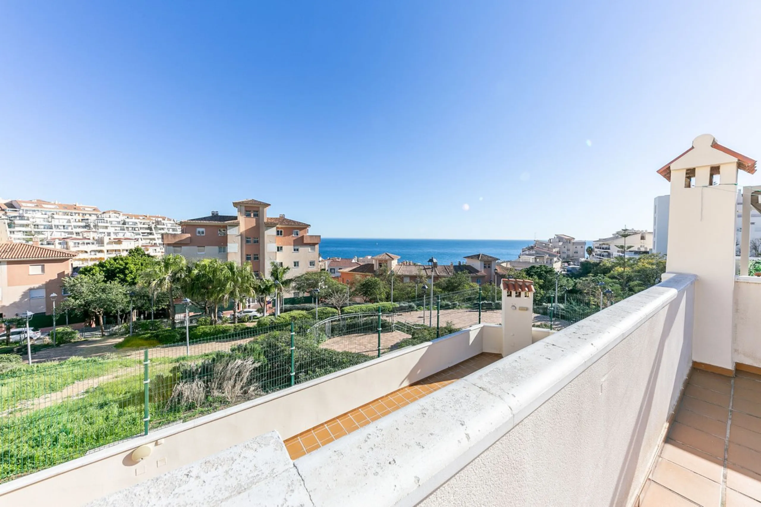 We present this unique property in the Torrequebrada Shopping Centre area.