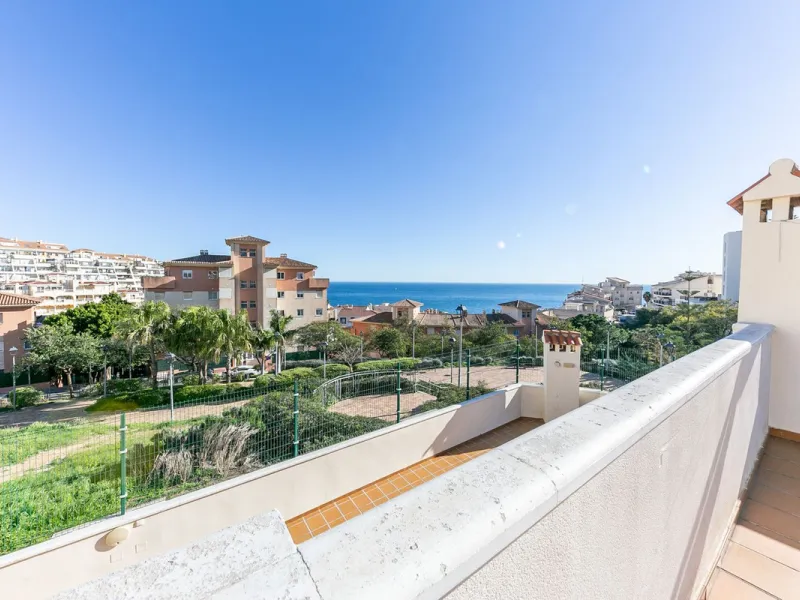 We present this unique property in the Torrequebrada Shopping Centre area.