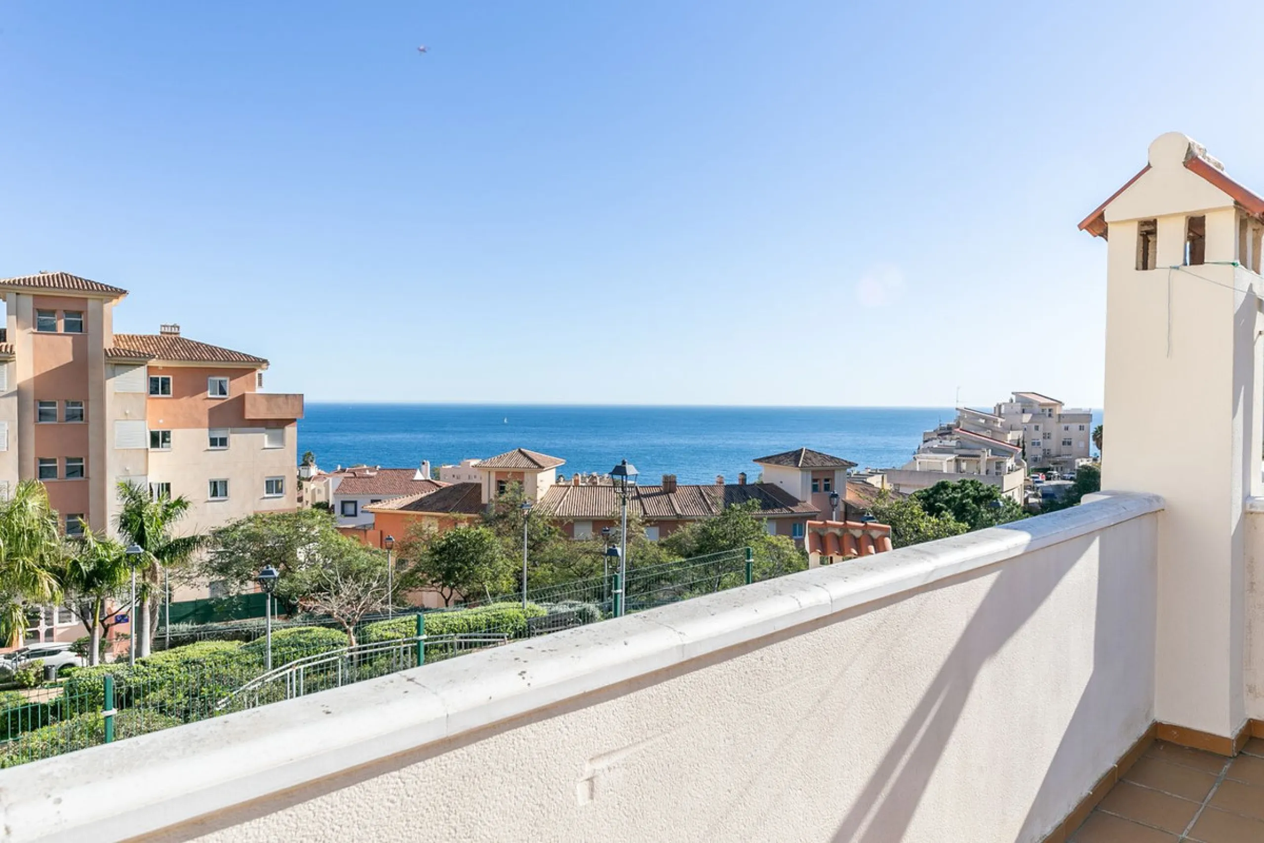 We present this unique property in the Torrequebrada Shopping Centre area.
