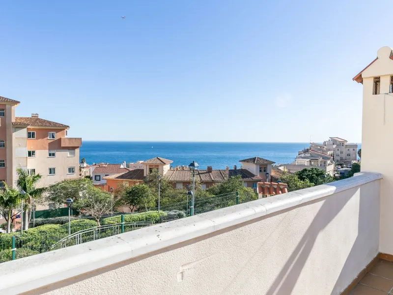 We present this unique property in the Torrequebrada Shopping Centre area.