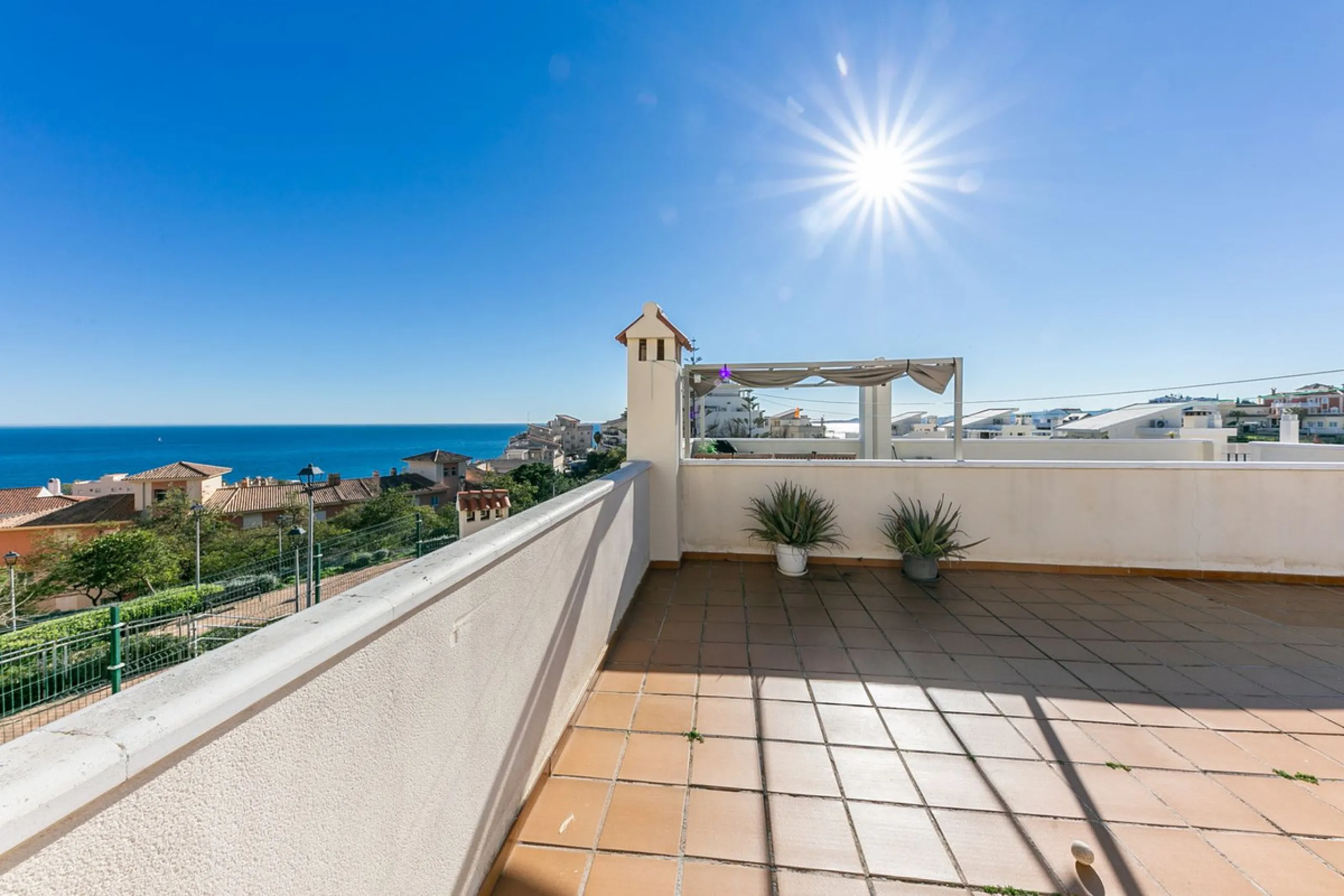We present this unique property in the Torrequebrada Shopping Centre area.