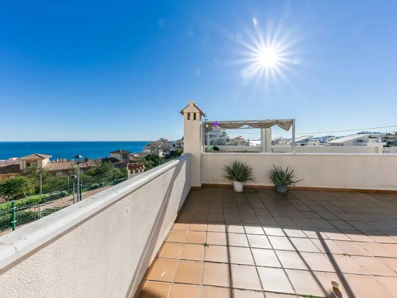 We present this unique property in the Torrequebrada Shopping Centre area.