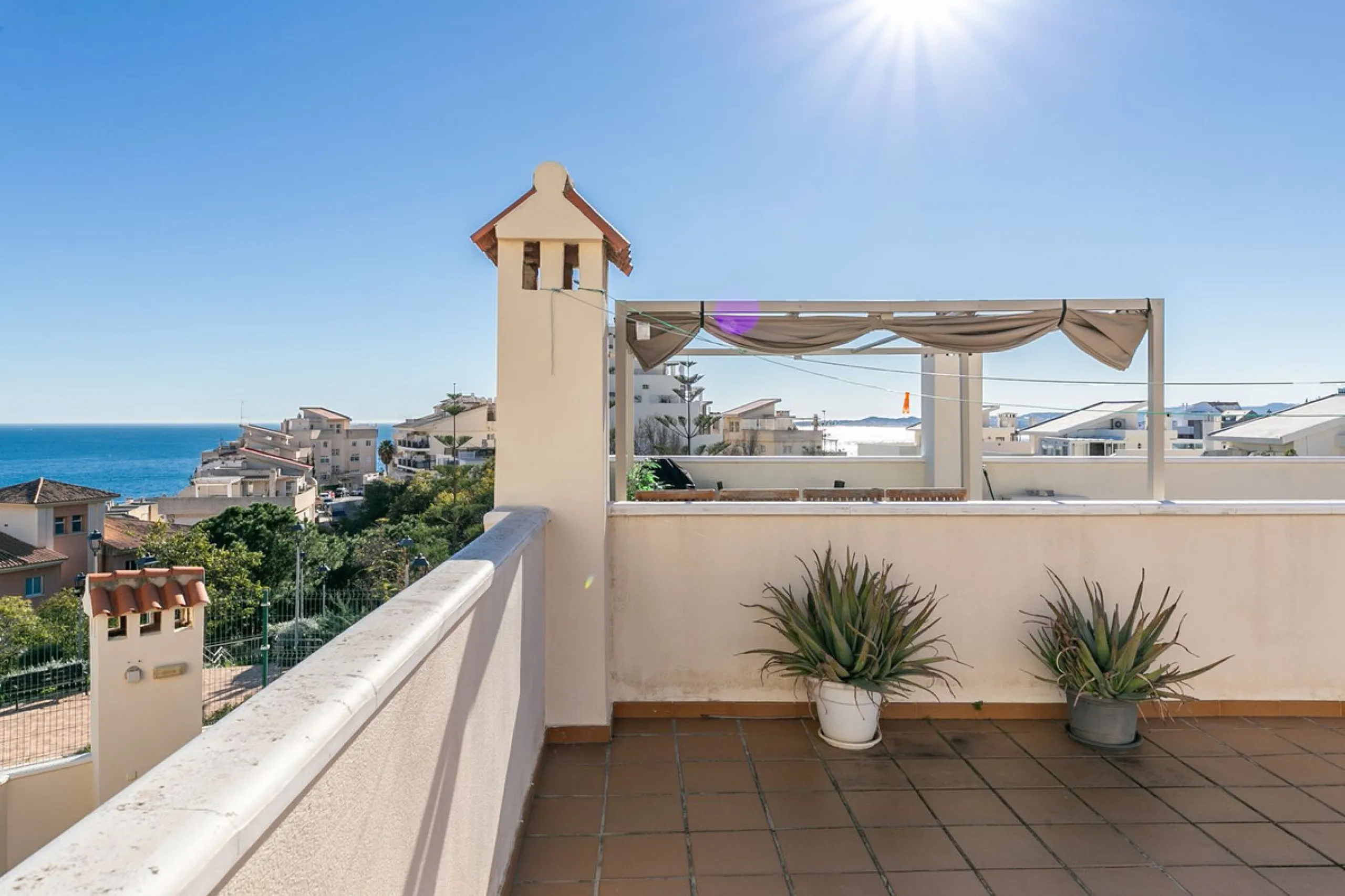 We present this unique property in the Torrequebrada Shopping Centre area.