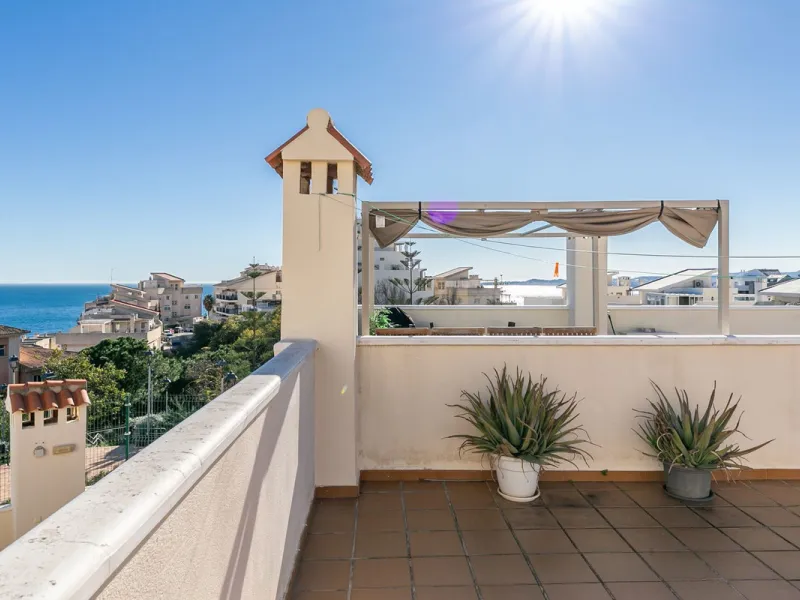 We present this unique property in the Torrequebrada Shopping Centre area.
