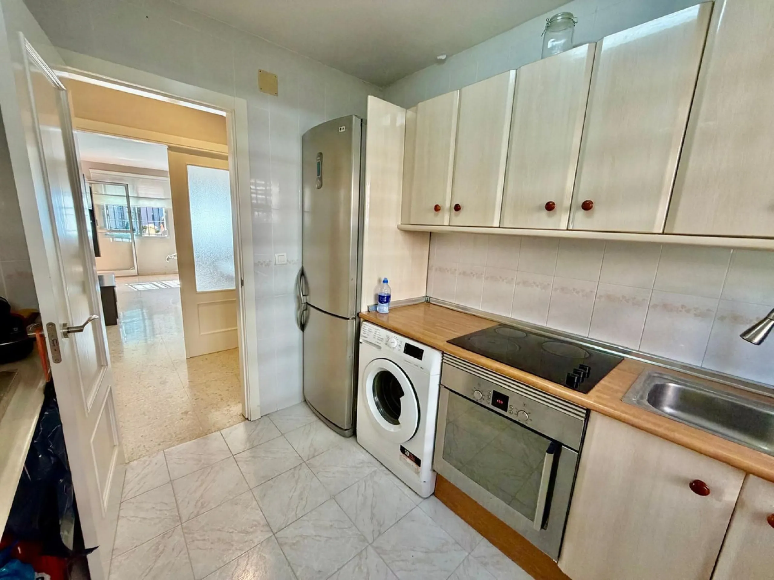 Helle Zwei-Zimmer-Wohnung mit Terrasse, Garage und ausgezeichneter Lage nahe am Meer