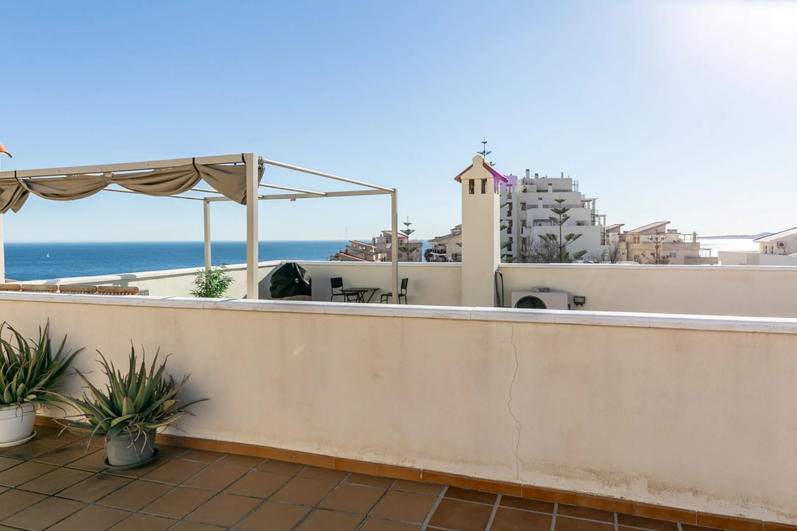 We present this unique property in the Torrequebrada Shopping Centre area.