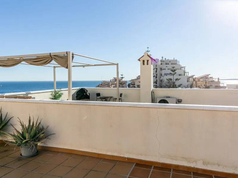 We present this unique property in the Torrequebrada Shopping Centre area.