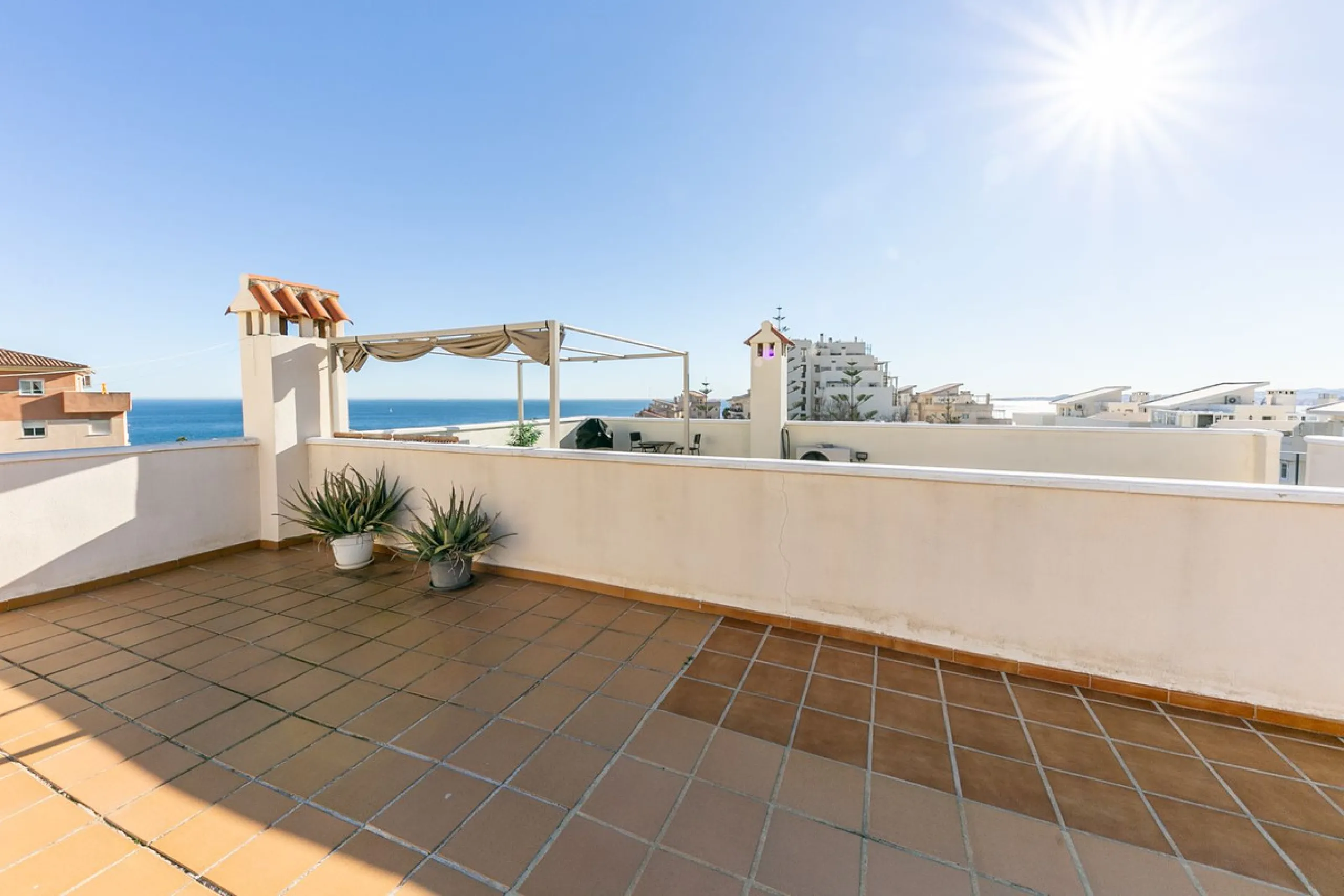 We present this unique property in the Torrequebrada Shopping Centre area.