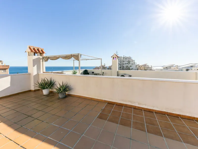 We present this unique property in the Torrequebrada Shopping Centre area.