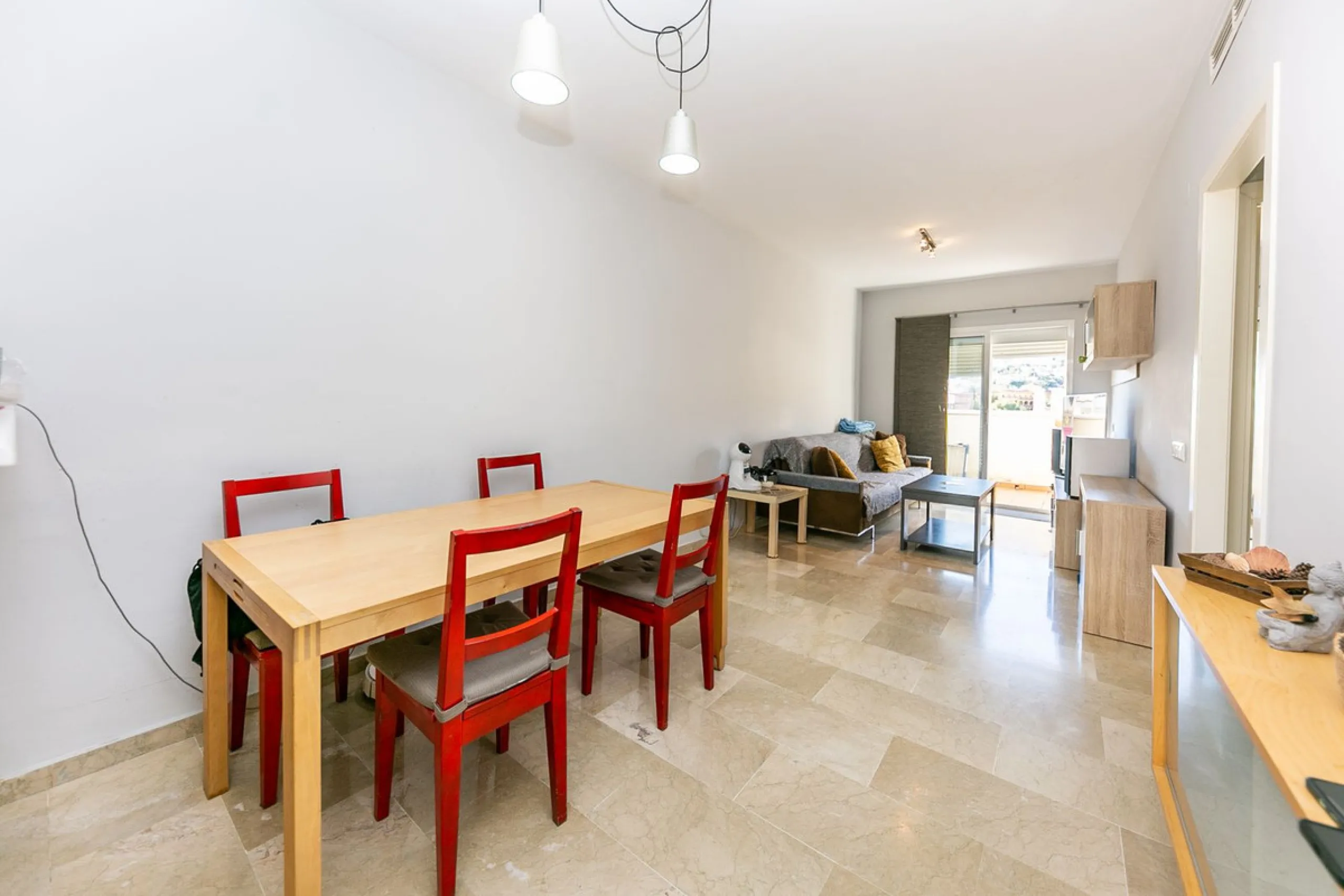 We present this unique property in the Torrequebrada Shopping Centre area.
