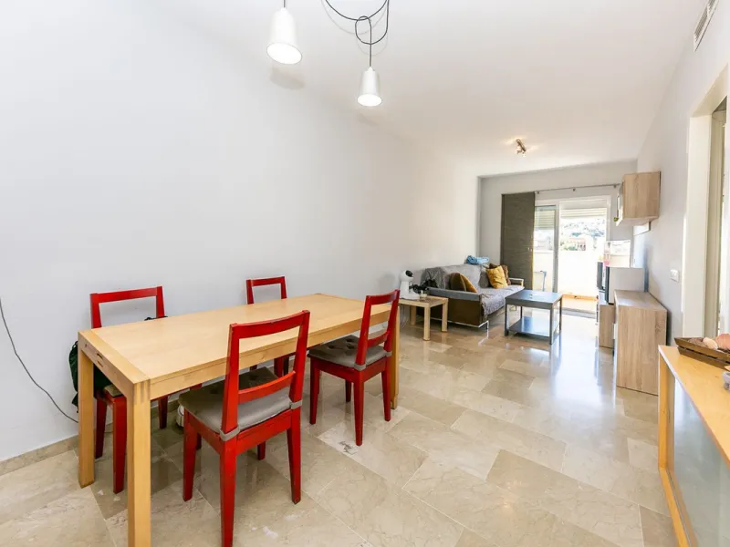 We present this unique property in the Torrequebrada Shopping Centre area.
