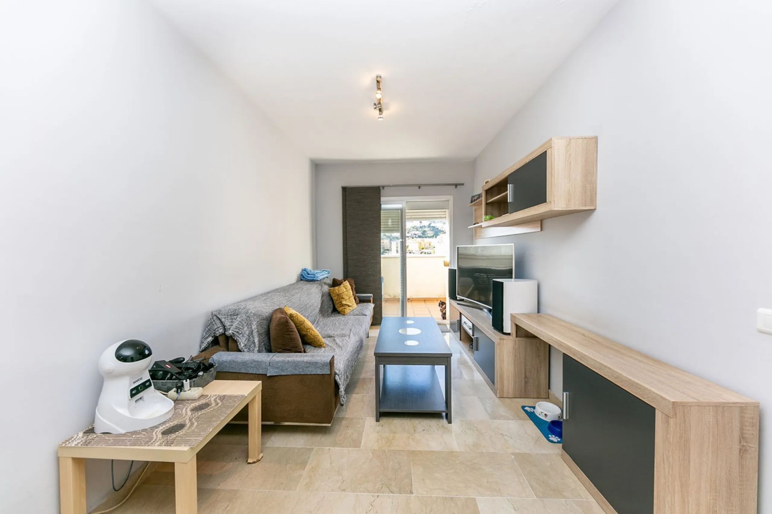 We present this unique property in the Torrequebrada Shopping Centre area.