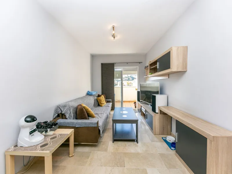 We present this unique property in the Torrequebrada Shopping Centre area.