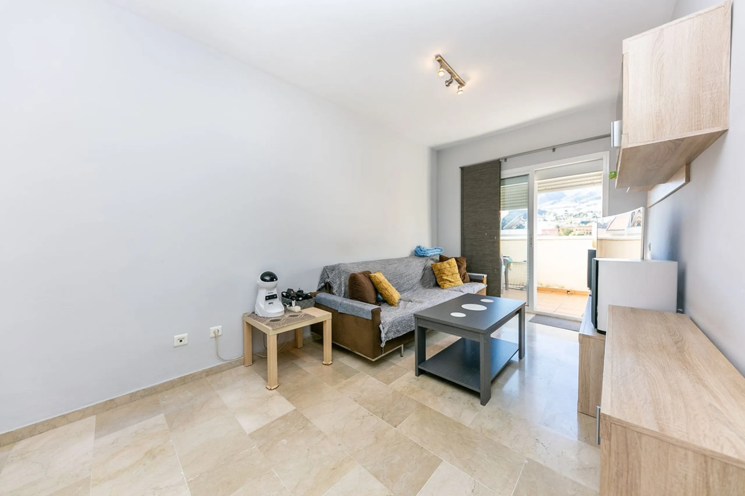 We present this unique property in the Torrequebrada Shopping Centre area.