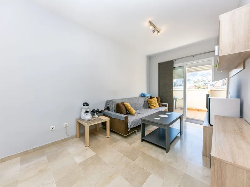 We present this unique property in the Torrequebrada Shopping Centre area.