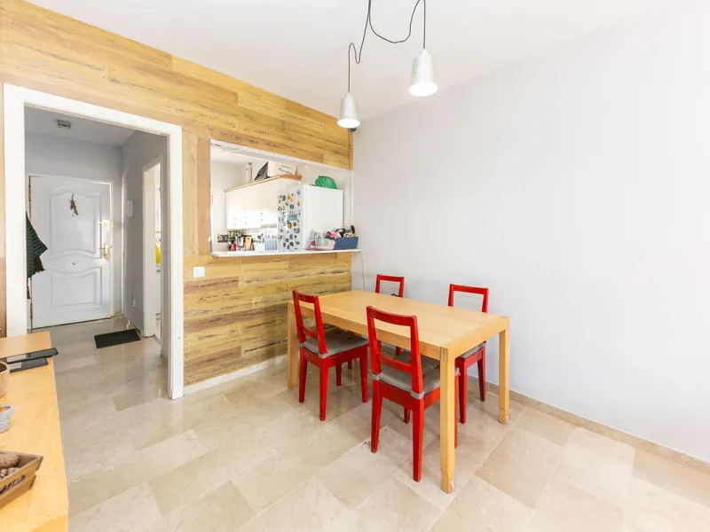 We present this unique property in the Torrequebrada Shopping Centre area.