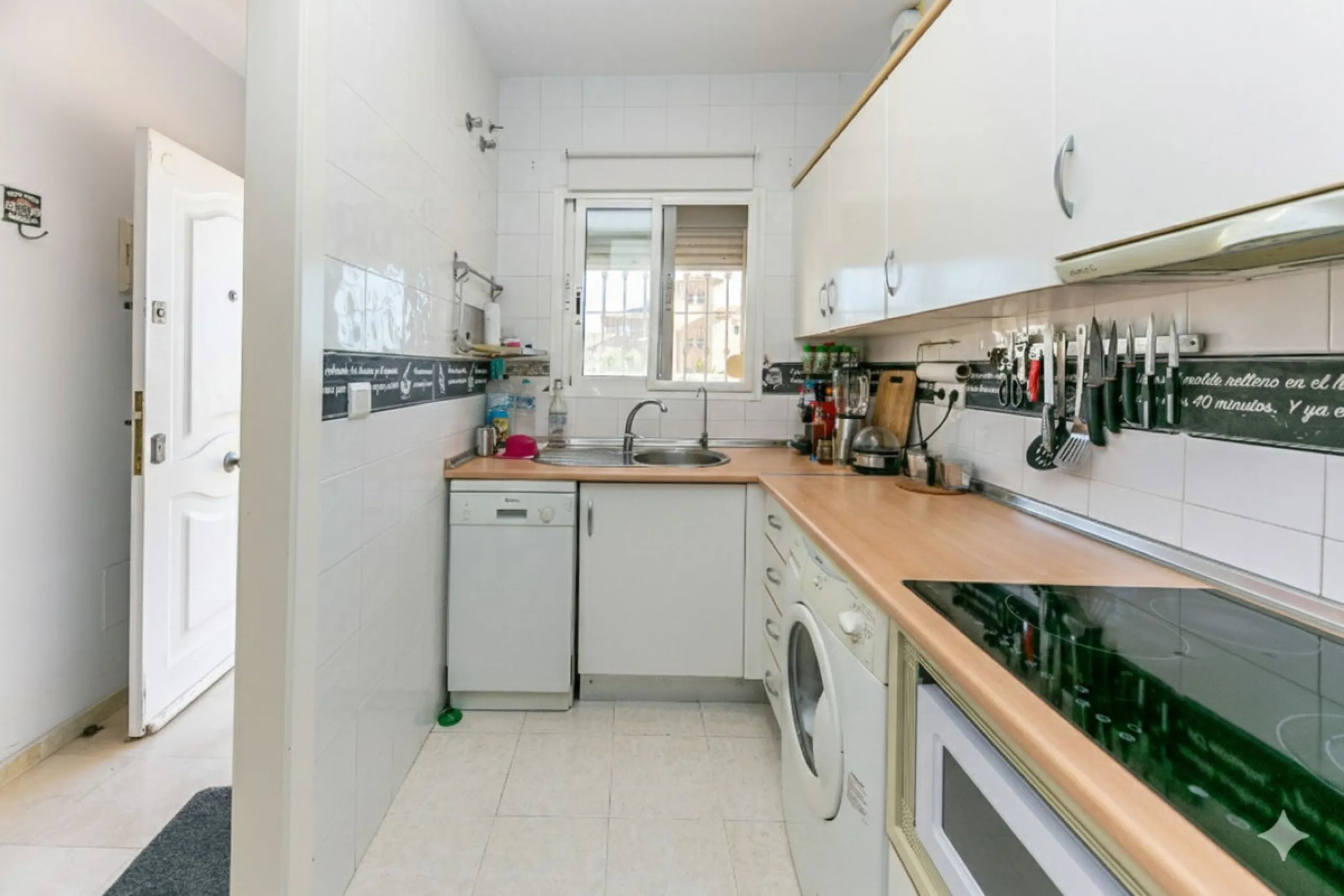We present this unique property in the Torrequebrada Shopping Centre area.