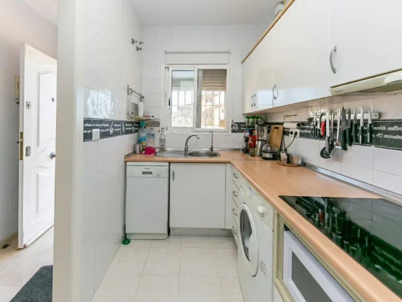 We present this unique property in the Torrequebrada Shopping Centre area.