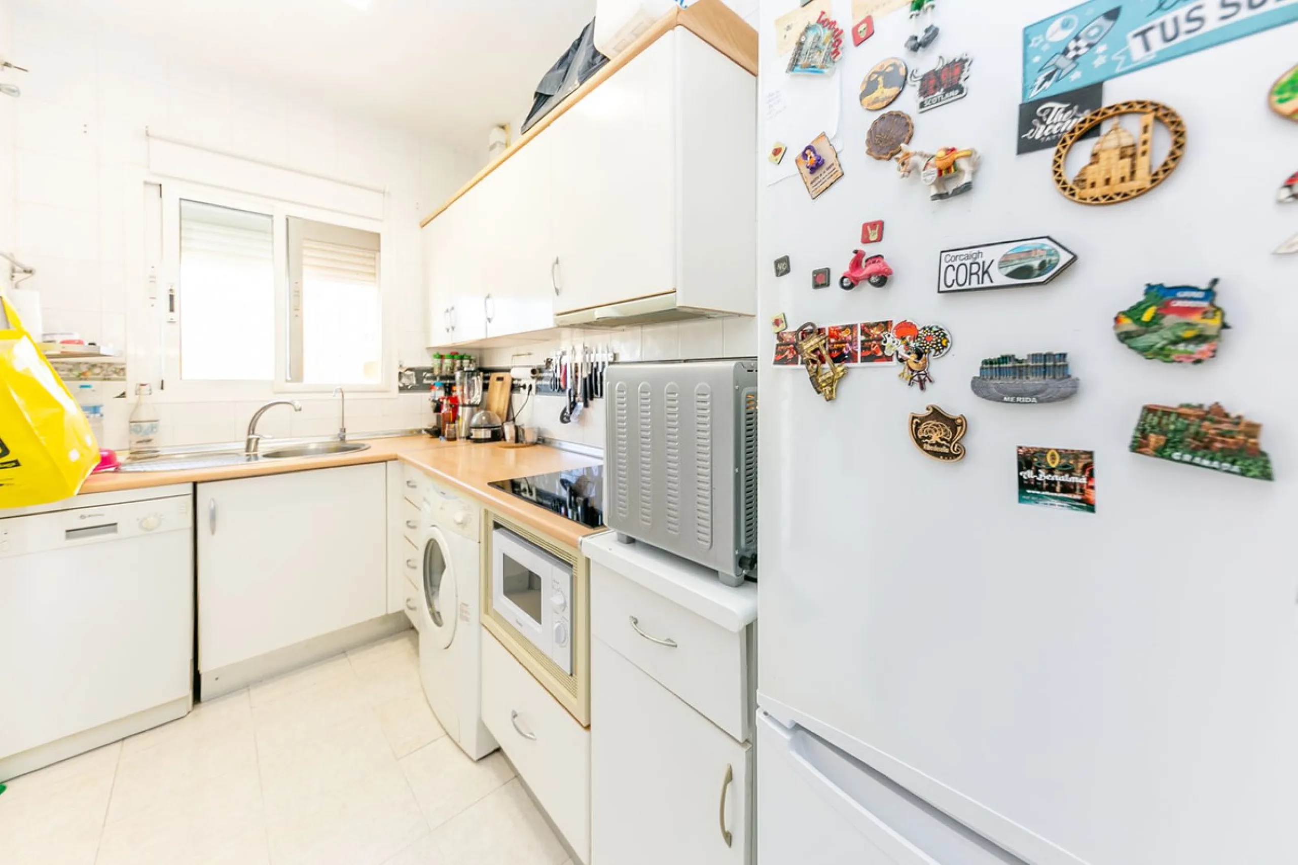 We present this unique property in the Torrequebrada Shopping Centre area.