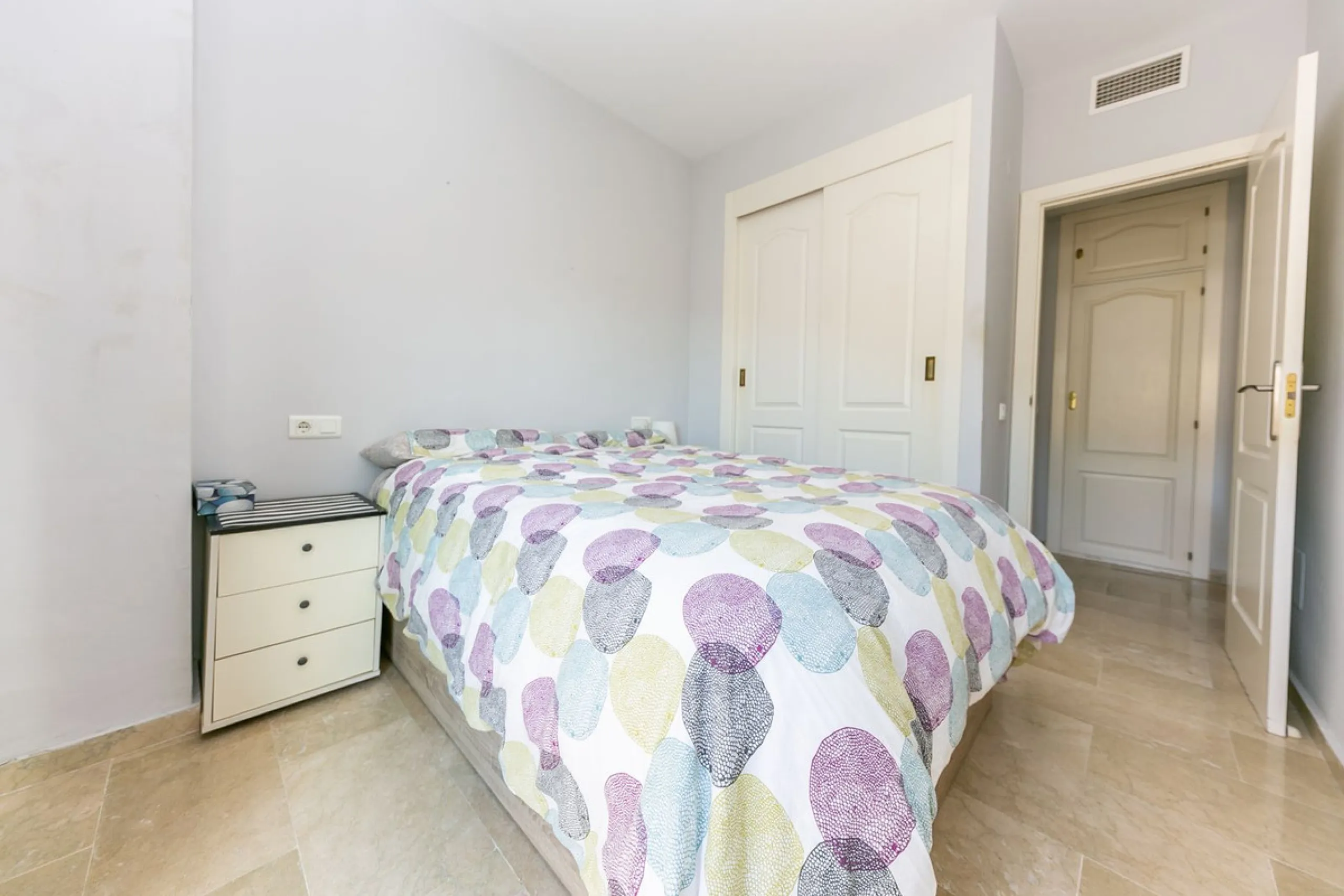 We present this unique property in the Torrequebrada Shopping Centre area.