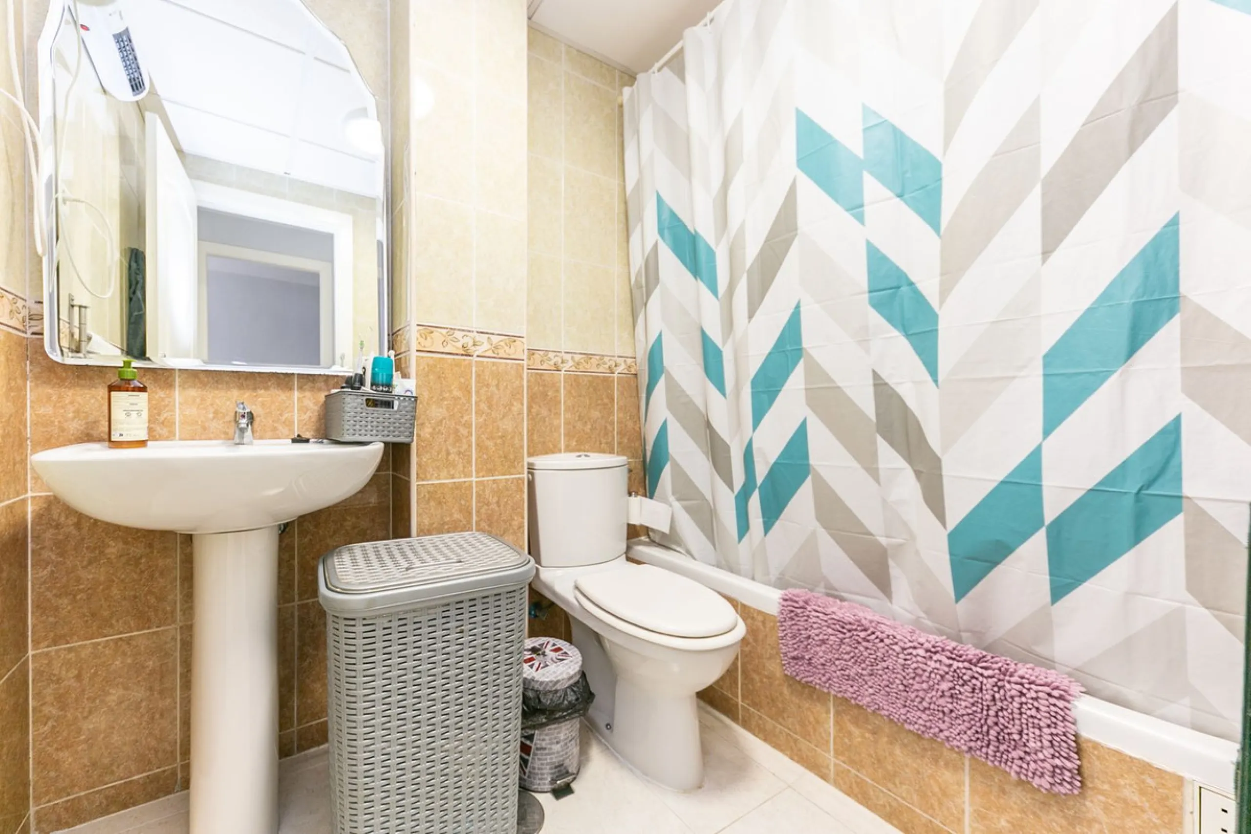 We present this unique property in the Torrequebrada Shopping Centre area.