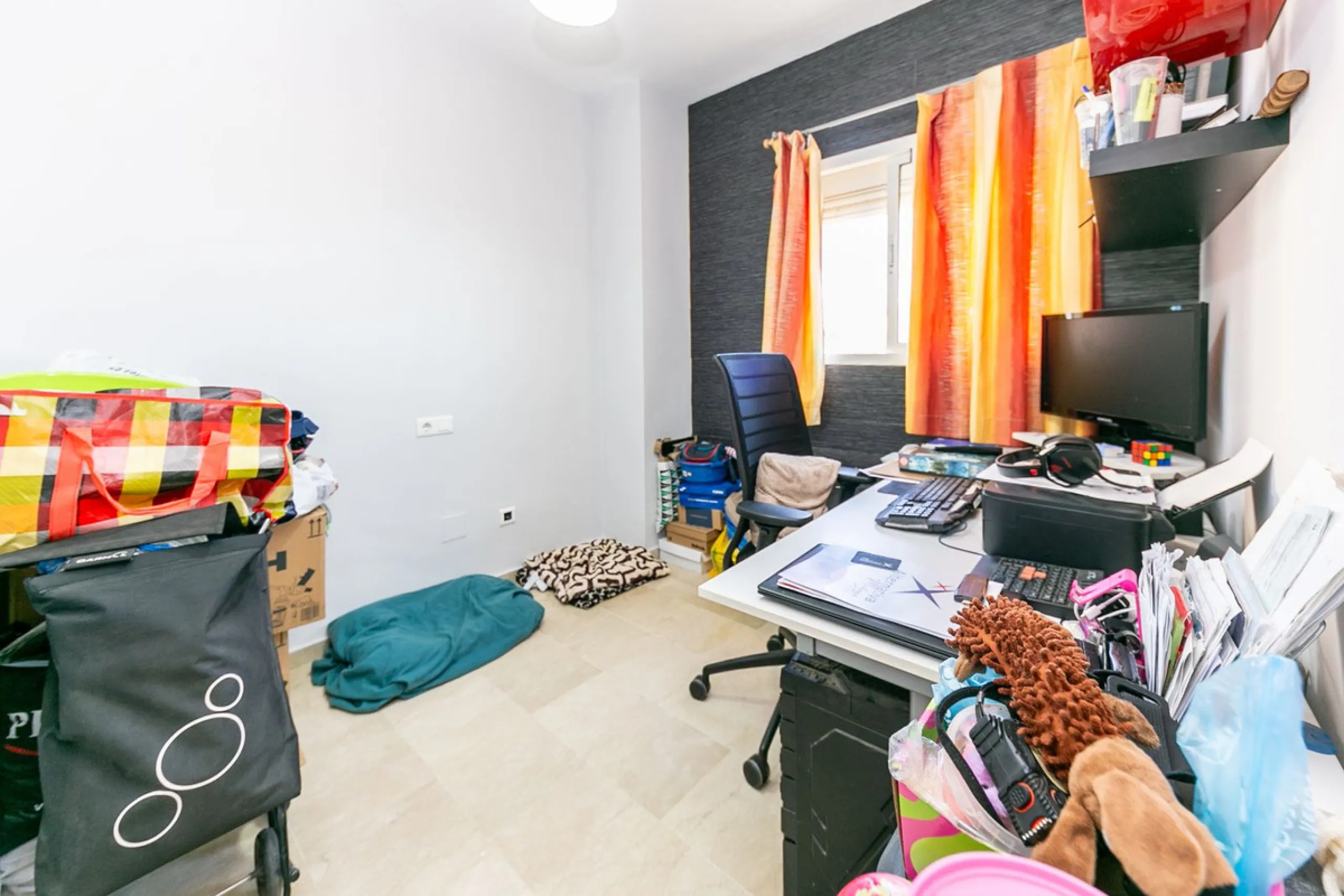 We present this unique property in the Torrequebrada Shopping Centre area.