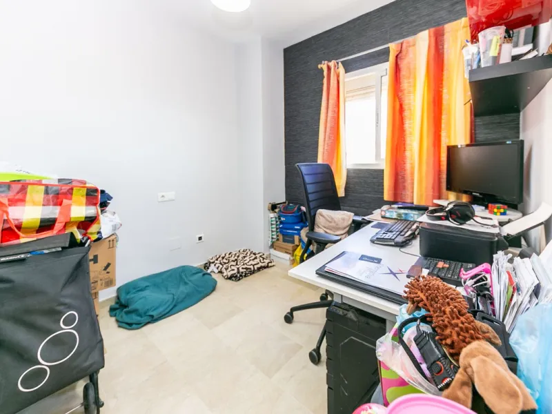 We present this unique property in the Torrequebrada Shopping Centre area.
