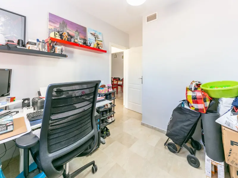 We present this unique property in the Torrequebrada Shopping Centre area.