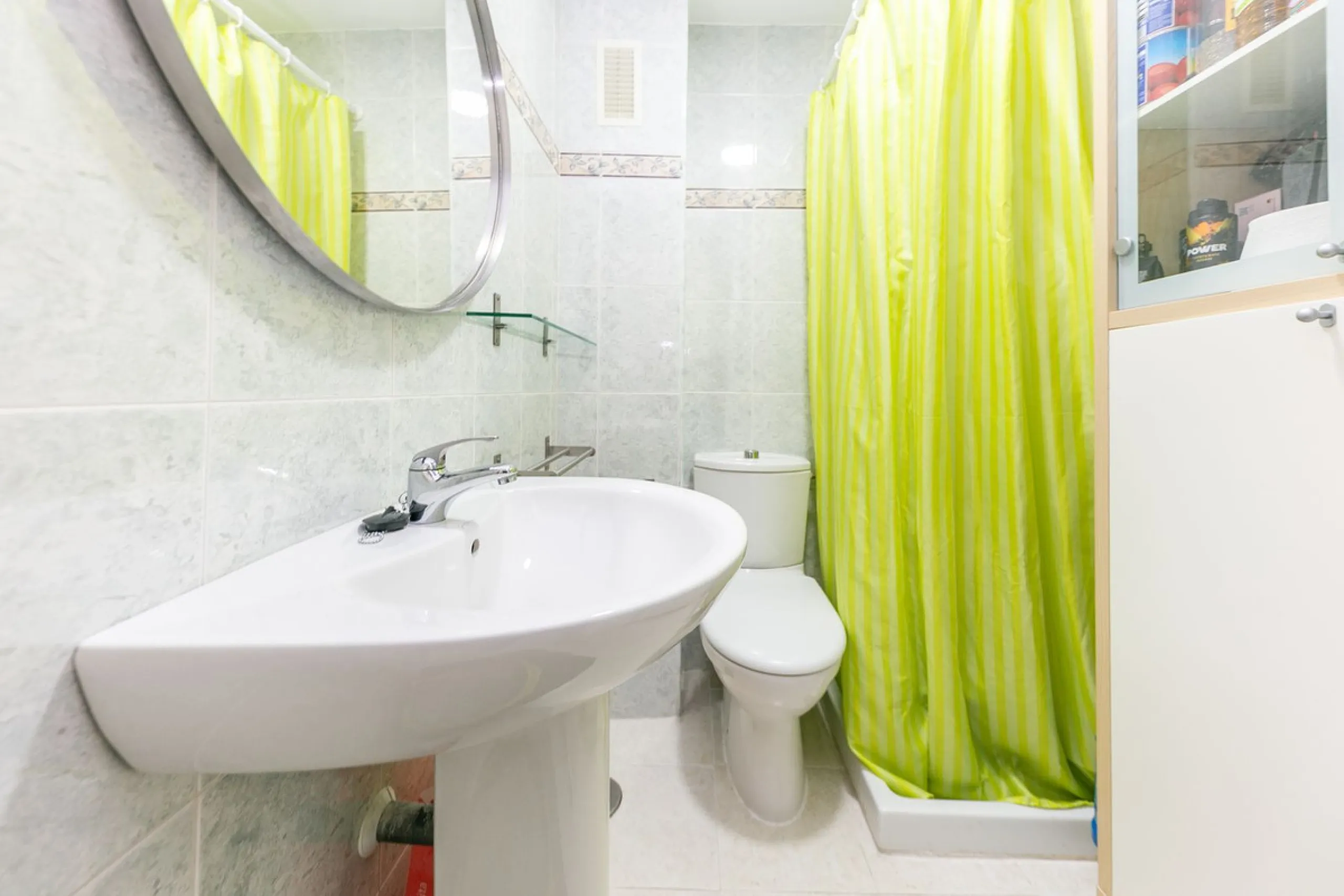 We present this unique property in the Torrequebrada Shopping Centre area.