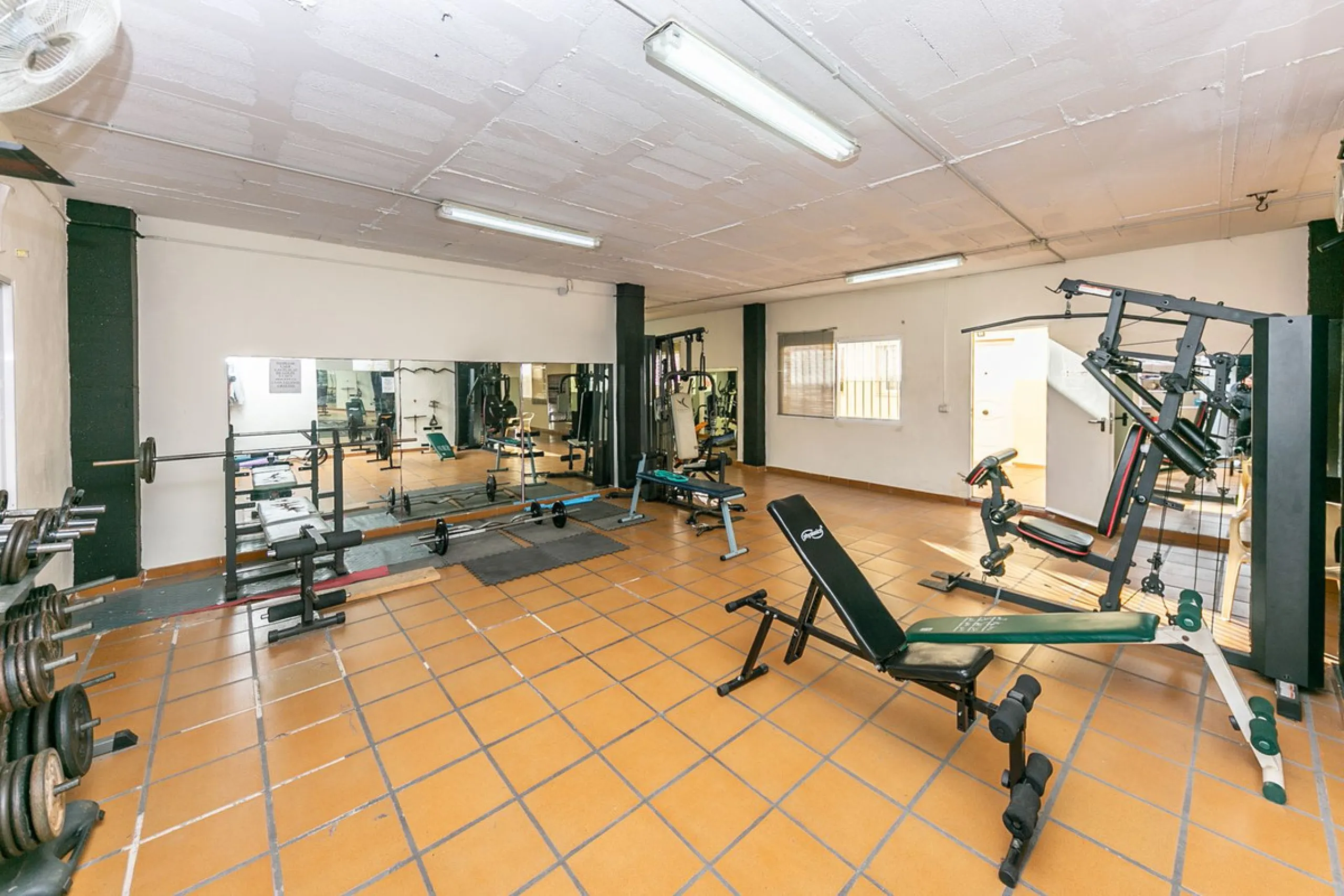 We present this unique property in the Torrequebrada Shopping Centre area.