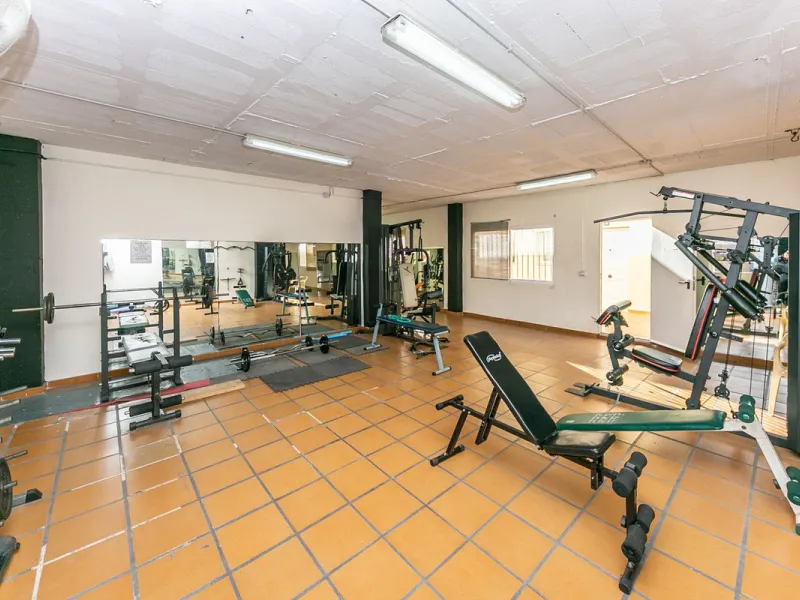 We present this unique property in the Torrequebrada Shopping Centre area.