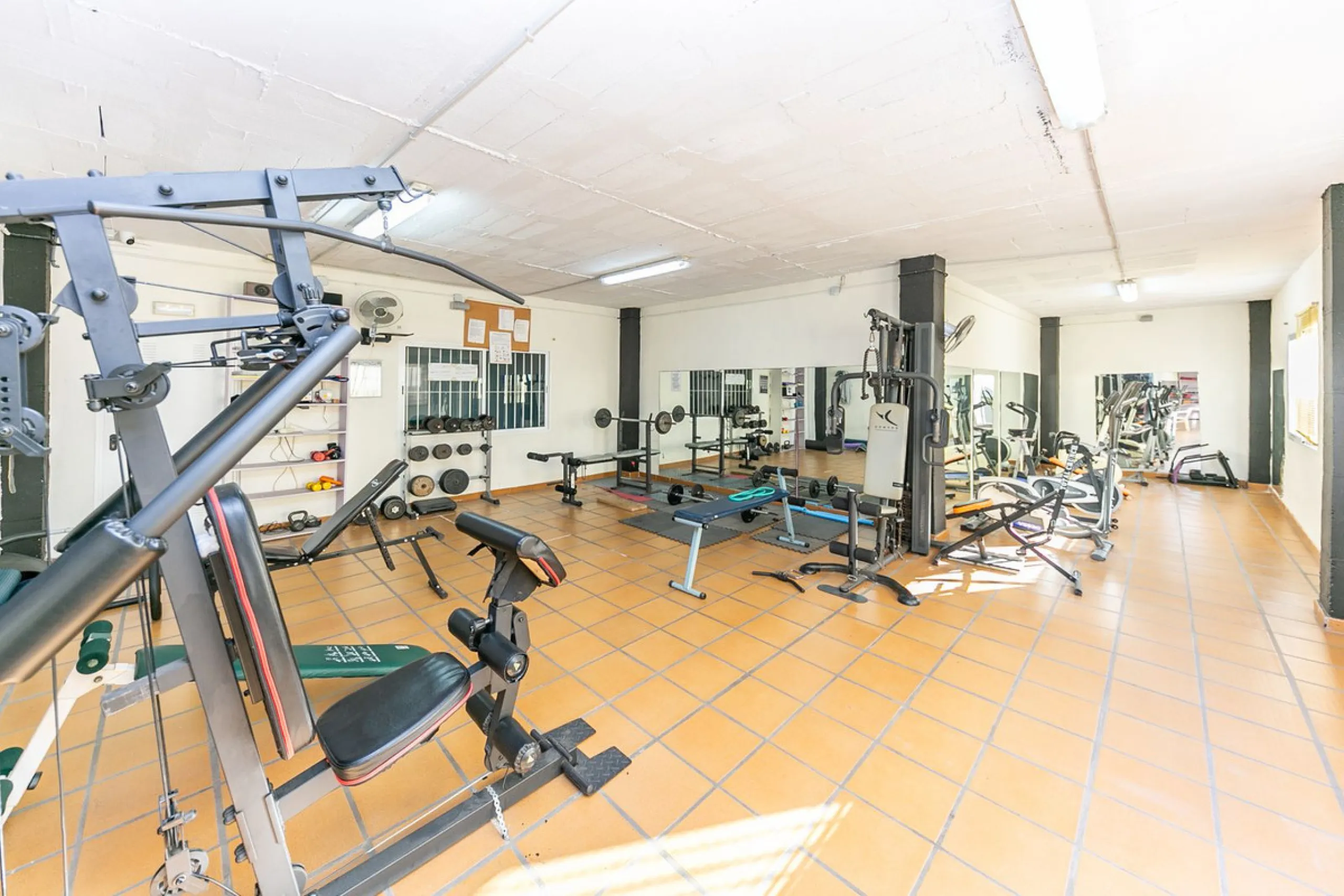 We present this unique property in the Torrequebrada Shopping Centre area.
