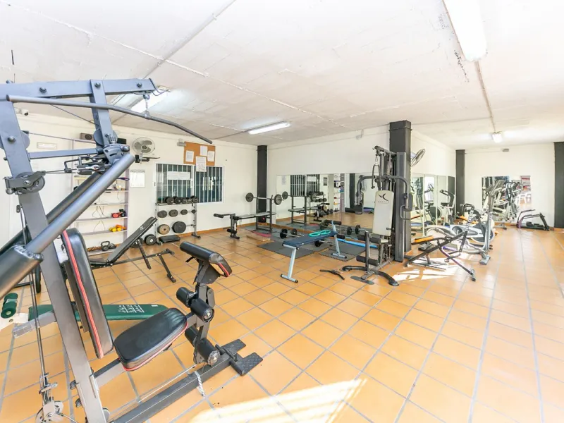 We present this unique property in the Torrequebrada Shopping Centre area.