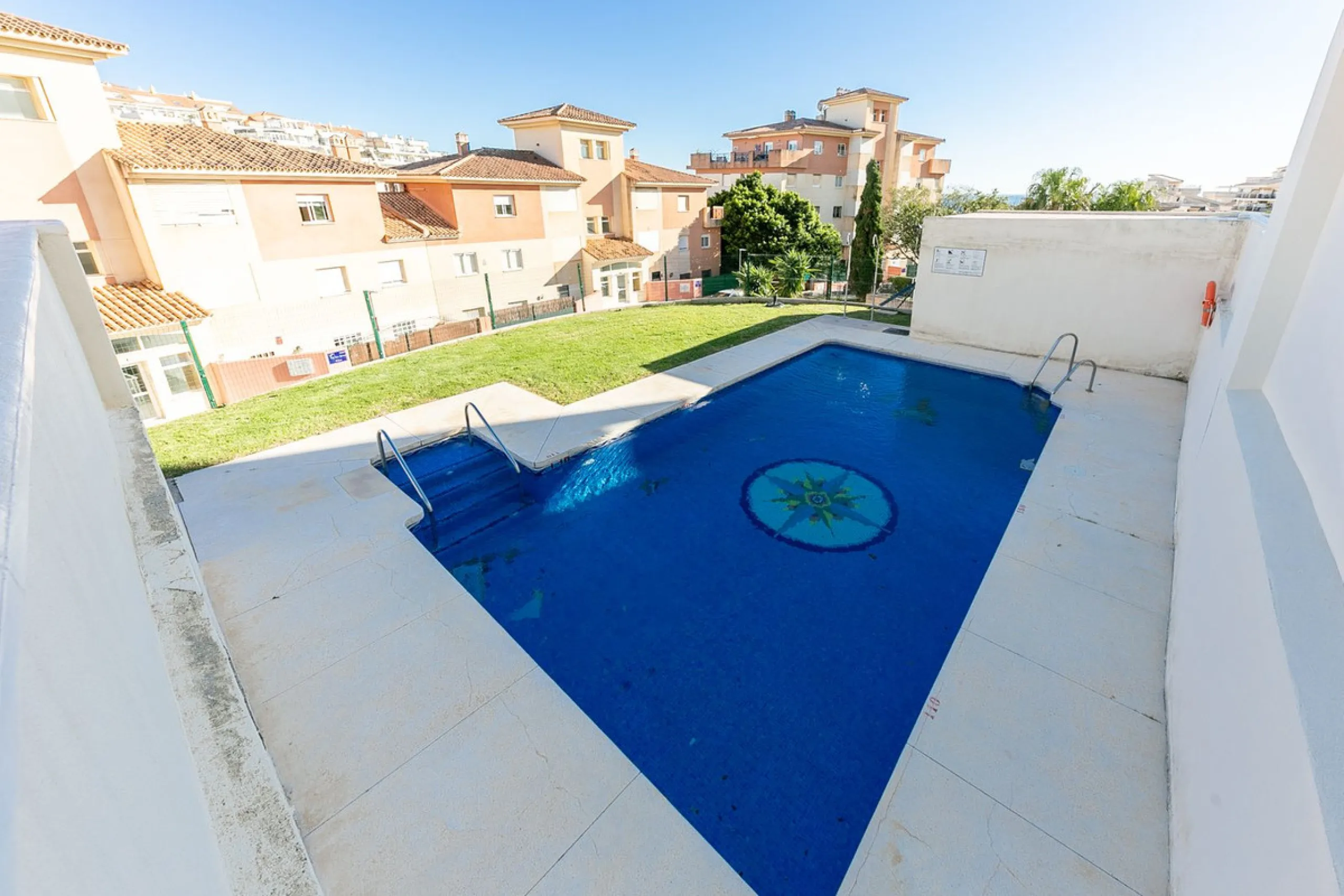 We present this unique property in the Torrequebrada Shopping Centre area.