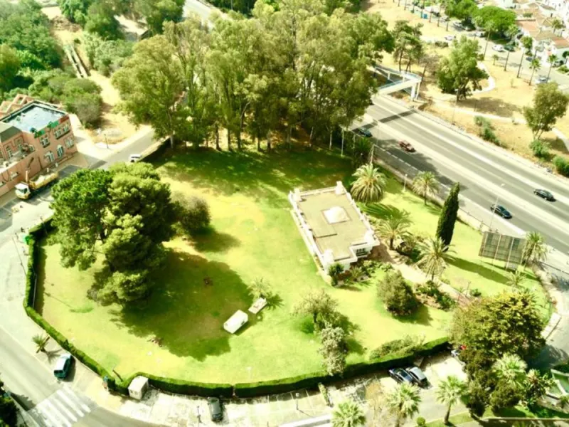 PLOT WITH OFFICE BUILDING FOR SALE