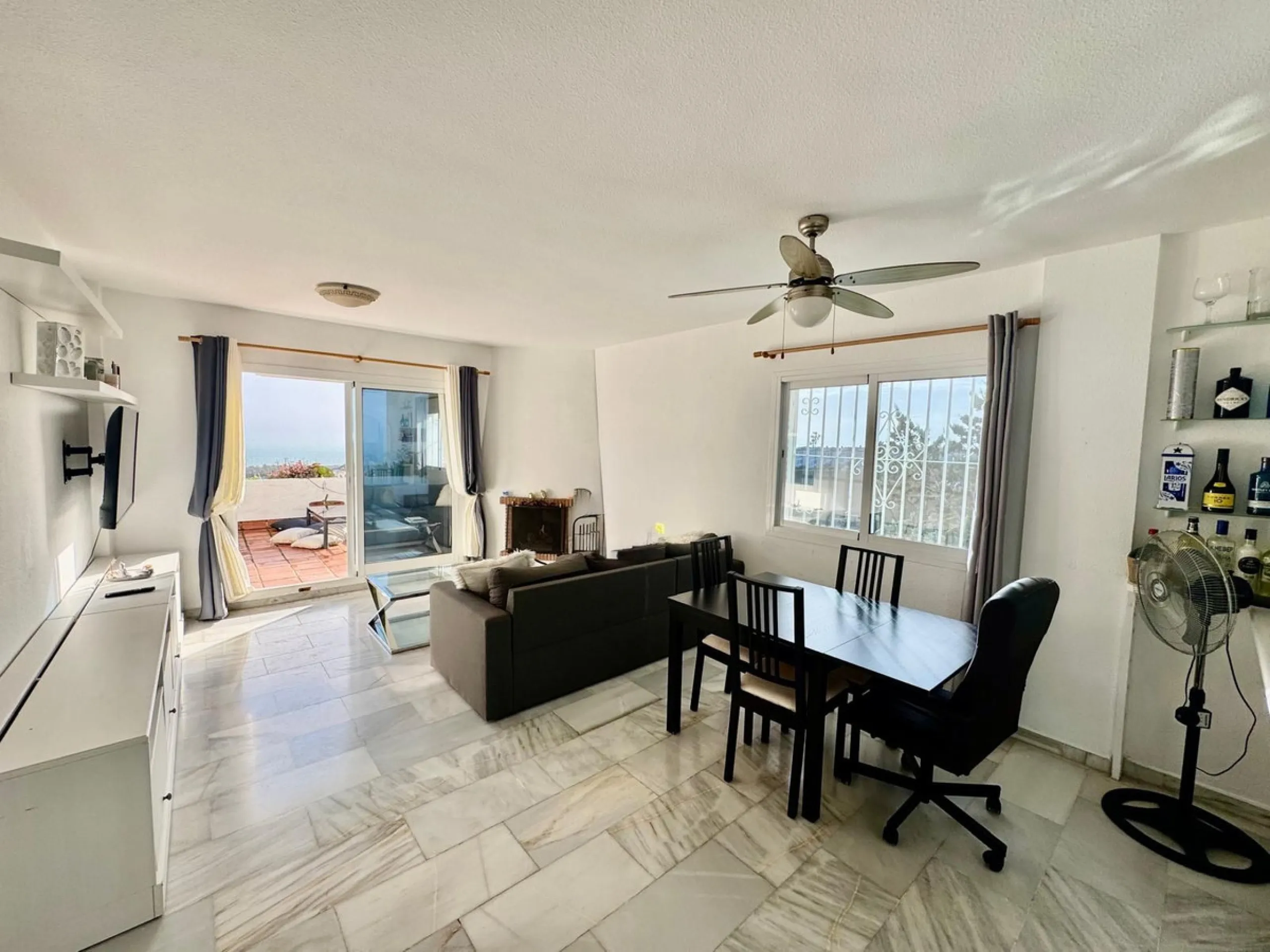 Apartment - Middle Floor Apartment в продаже в Mijas, Málaga. В доме 2 спален и 2 ванных комнат. Площадь дома 82 м²
