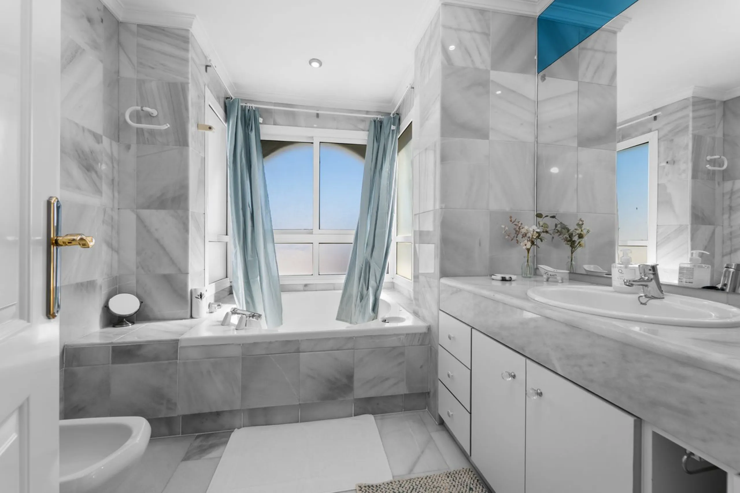 Spacious 3-Bedroom Apartment with Optional Double Private Parking and Storage Room in Mijas Costa, next to Fuengirola.